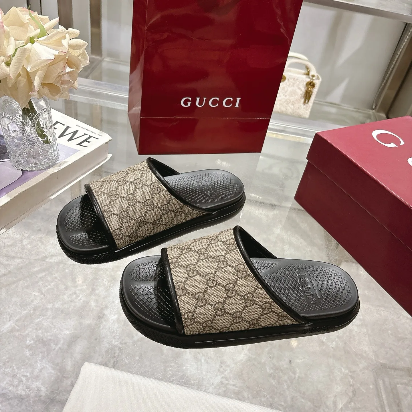 p400🐮🐮New summer men's slip-on slippers. Inspired by the summer spirit and beach clubs of the Italian coast, this piece is part of Gucci Lido. The Pre-Fall collection reinterprets the brand's signature elements and sophisticated patterns in a contemporary way. Made from black rubber, these flat sandals feature a slip-on design that reinterprets the brand's distinctive green and red web design. GG Classic Upper Men's Molded Rubber Footbed Gucci Logo Flat Made in Italy Size: Men's 40 to 47,